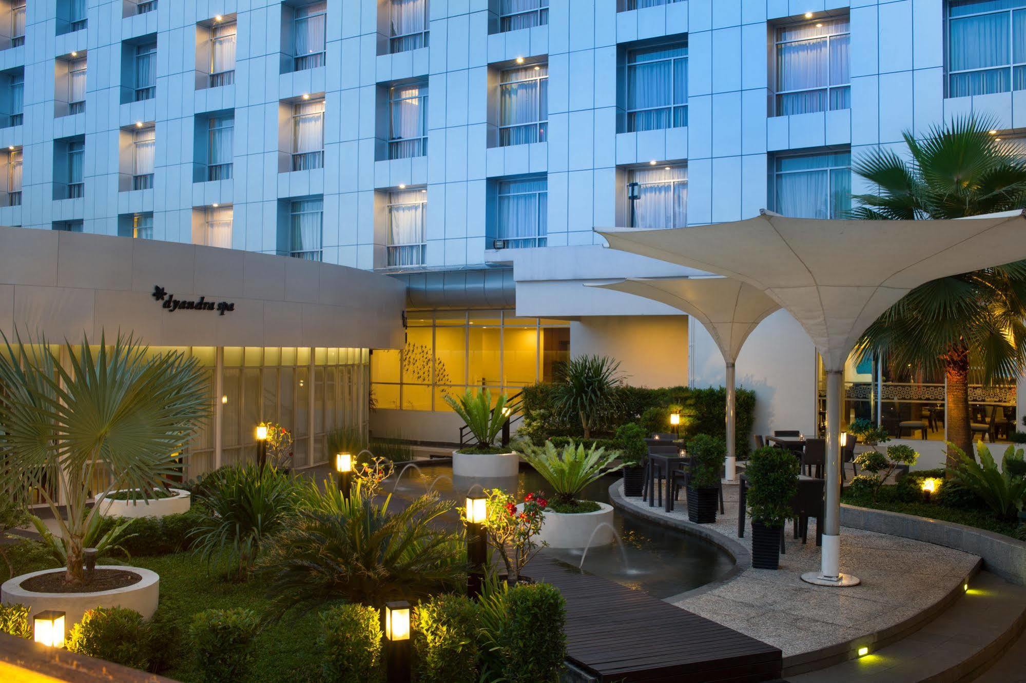 Santika Premiere Dyandra Hotel & Convention - Medan Exterior foto